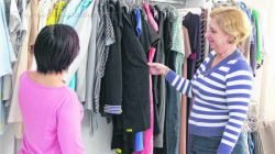 Voluntárias trabalham separando todo material recebido e fazendo as manutenções necessárias