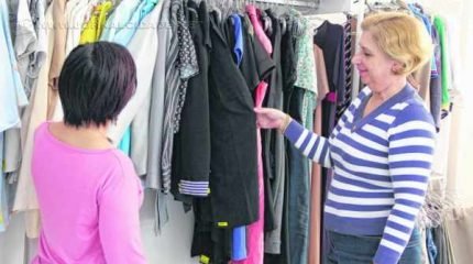 Voluntárias trabalham separando todo material recebido e fazendo as manutenções necessárias