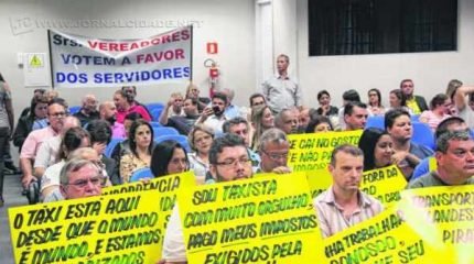 Taxistas com faixas em protesto nessa segunda (28). Sindmuni também levantou bandeira contra o projeto 157 que tramita na Câmara
