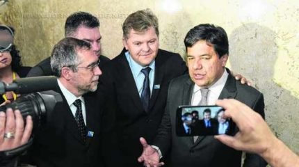 O prefeito Juninho da Padaria (DEM) e o presidente da Câmara André Godoy (DEM) participaram da solenidade, além do Pe. Botteon