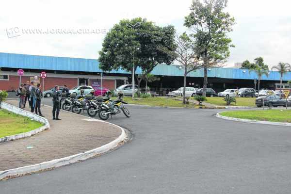 Na tarde de sexta-feira (4), a Guarda Civil Municipal estava alocada na entrada da Rodoviária fazendo abordagens pessoais