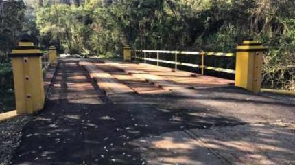 Na foto enviada por um leitor é possível observar que a reforma da ponte sobre o Ribeirão Claro foi concluída recentemente