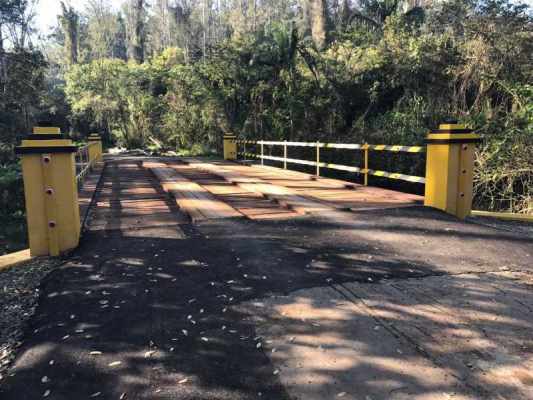 Na foto enviada por um leitor é possível observar que a reforma da ponte sobre o Ribeirão Claro foi concluída recentemente