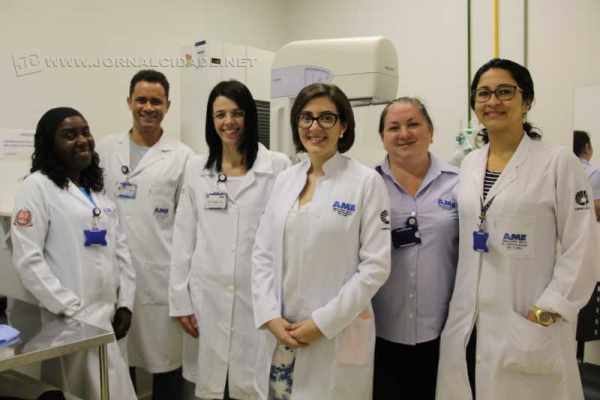 A equipe de técnicos de radiologia, médica mastologista e assistente social do AME Rio Claro
