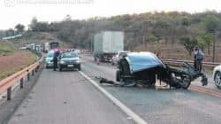 Acidente aconteceu na tarde de sexta (22), envolvendo dois carros e um caminhão, na SP-191