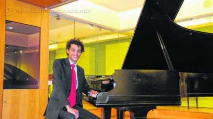 Hoje, aos 26 anos, Adriano Nogueira mora em Lisboa, onde trabalha como pianista, pedagogo do piano, musicólogo e crítico de música