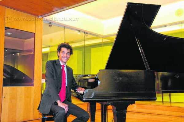 Hoje, aos 26 anos, Adriano Nogueira mora em Lisboa, onde trabalha como pianista, pedagogo do piano, musicólogo e crítico de música