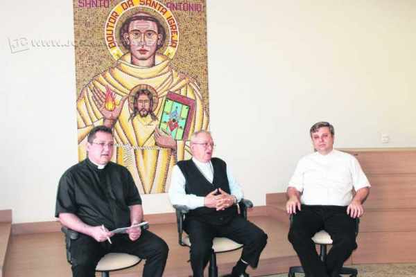 Dom Fernando Mason (centro) reforça que a história da Diocese de Piracicaba precisa ser lembrada, recordada e celebrada