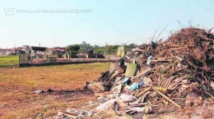 No ecoponto do São Miguel, grande quantidade de lixo depositada ao lado de área verde