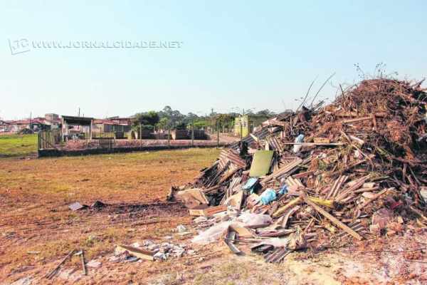 No ecoponto do São Miguel, grande quantidade de lixo depositada ao lado de área verde
