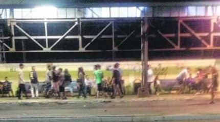 Na foto em detalhe enviada por leitor, presença de adolescentes que têm causado transtornos