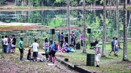 No ano passado, a população organizou um sarau na área defronte ao lago dentro do Horto Florestal. O evento contou, no mesmo dia, com apresentação musical organizada pela administração anterior (Foto: Yasmin Bacchi)