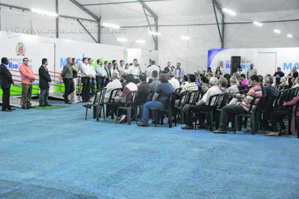 Autoridades e população participaram da inauguração; quadro de funcionários recepcionou a todos