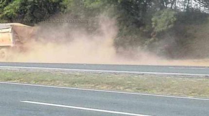 Motoristas e população do Distrito de Assistência preocupam-se com a poeira na Rodovia SP-127