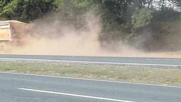 Motoristas e população do Distrito de Assistência preocupam-se com a poeira na Rodovia SP-127