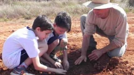Crianças da Escola Professora Amália Malheiro Moreira, de Cordeirópolis, realizam plantio de árvores frutíferas nas dependências da Cerâmica Incefra