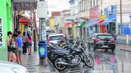 Ainda que tenha tido previsão de chuva para essa quarta-feira, muita gente foi pega de surpresa