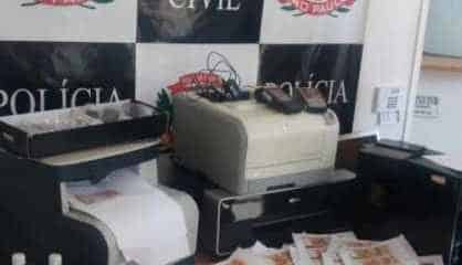 Equipamentos e falsas cédulas de dinheiro em Real foram apreendidos no imóvel do Jardim Novo Wenzel.