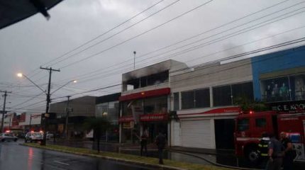 Chamas destroem parte de uma loja de fraldas da Rua 14