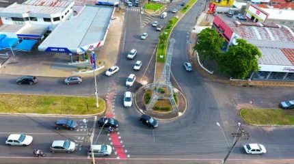 O trânsito na cidade de Rio Claro está a cada dia mais intenso. Na foto, registro da Avenida 32 (Imagem: NR DRONES)