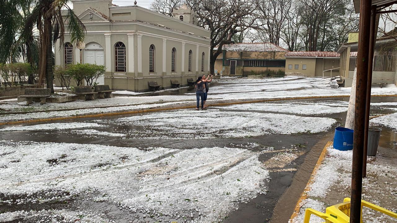 Vídeo - Restaurante fica totalmente destruído após chuva de granizo em  Araras, SP - Pedras 'cobriram' asfalto e assustaram moradores. Na zona  rural, galpão cedeu.