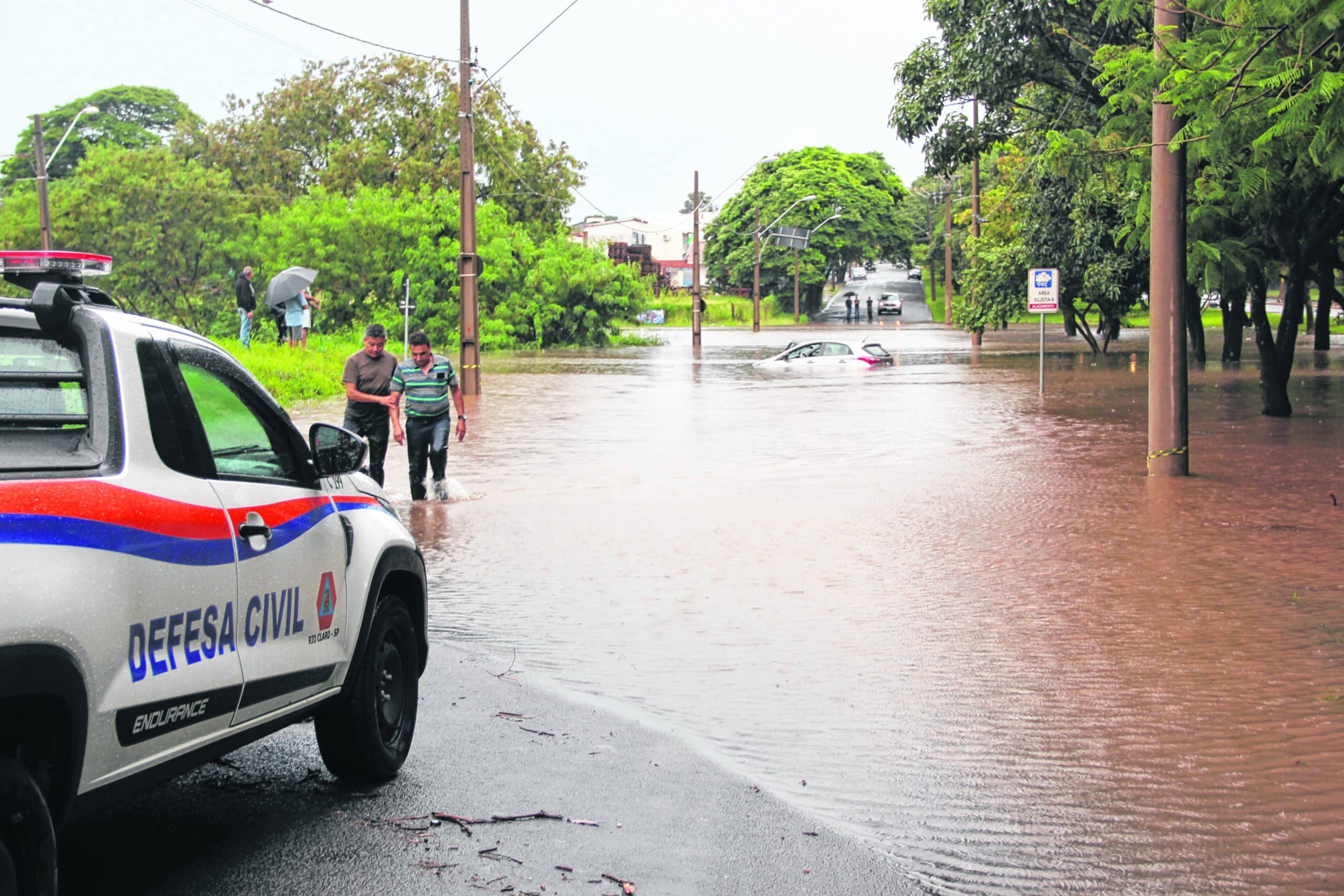 Chuva intensa causa alagamentos em Rio Claro e região.