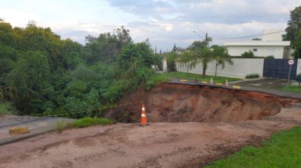 Portal dos Nobres: cratera preocupa moradores