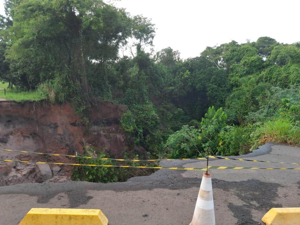Portal dos Nobres: cratera preocupa moradores