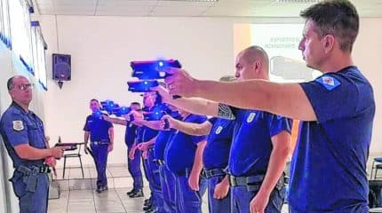 Guardas civis municipais de Rio Claro receberam novos dispositivos elétricos incapacitantes e tiveram aulas teóricas e práticas.