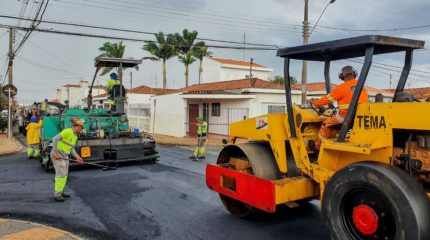 Prefeitura faz recapeamento em trechos do Centro e da Vila Nova