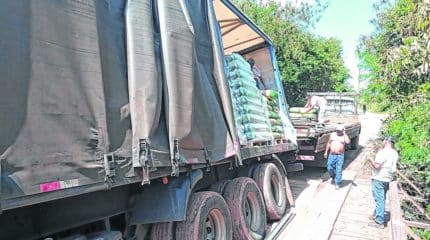 Caminhão é retirado em ação conjunta após acidente em ponte de estrada rural.