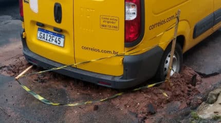 Veículo fica atolado em buraco aberto pelo DAAE no bairro Cidade Nova.