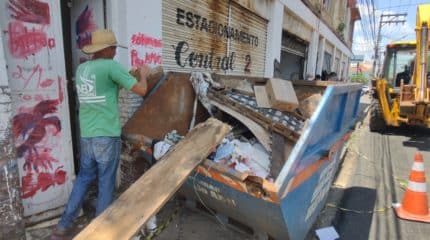 Prédio no Centro de Rio Claro recebe limpeza e será fechado.