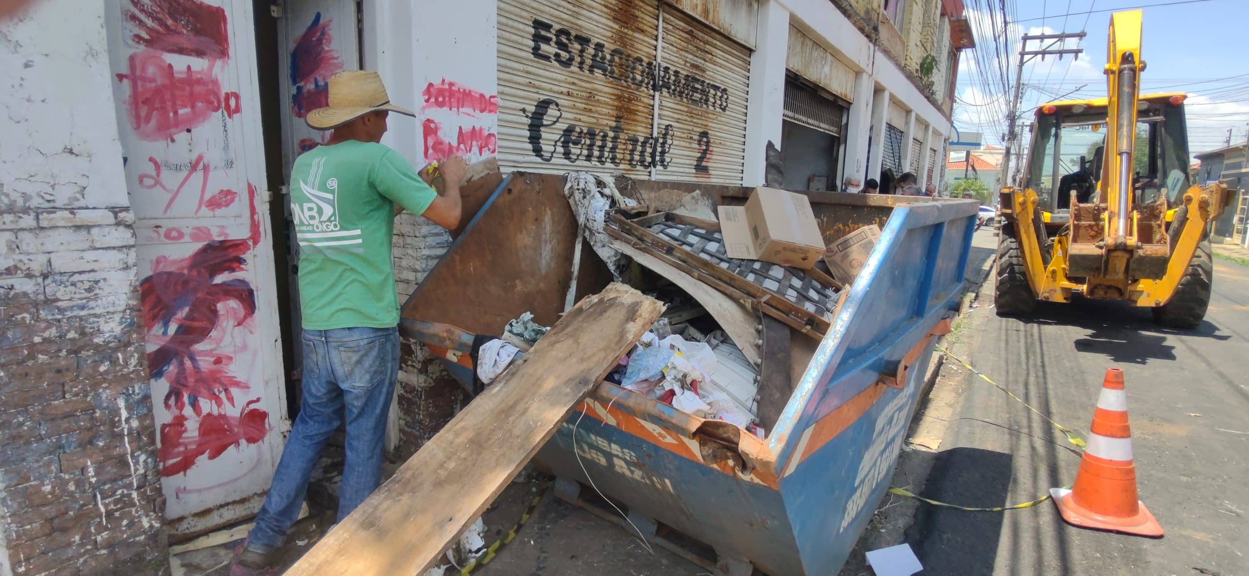 Prédio no Centro de Rio Claro recebe limpeza e será fechado.