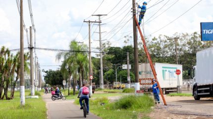 Prefeitura ilumina ciclovia no Distrito Industrial