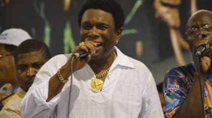 Neguinho da Beija-Flor se apresenta em Rio Claro na Noite dos Sambas e Bandeiras.