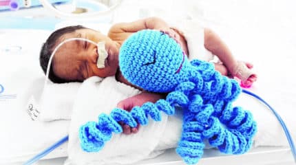 Campanha arrecada ‘polvos’ aos bebês da UTI; o acessório traz conforto durante a internação.