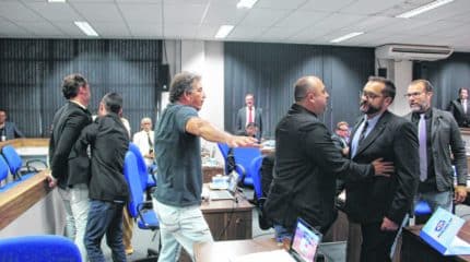 Sessão da Câmara de Rio Claro é suspensa após novo bate-boca e confusão entre vereadores.