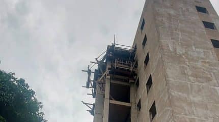 Local de onde operário caiu em obra de prédio em Rio Claro.