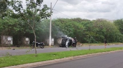 Carro em acidente no trecho da Avenida Ulysses Guimarães, próximo ao novo Fórum de Rio Claro