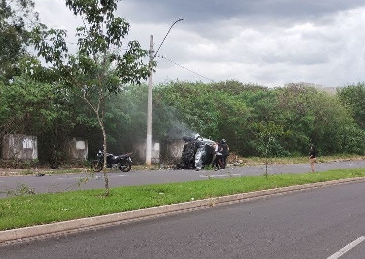 Carro em acidente no trecho da Avenida Ulysses Guimarães, próximo ao novo Fórum de Rio Claro