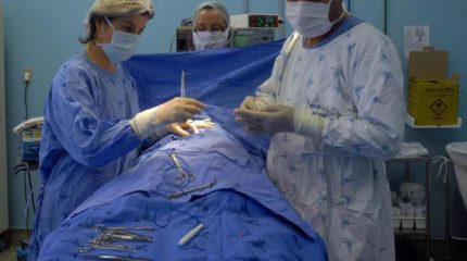 Entra em vigor lei que muda regras para laqueadura e vasectomia. Uma das mudanças dispensa aval do cônjuge para procedimento