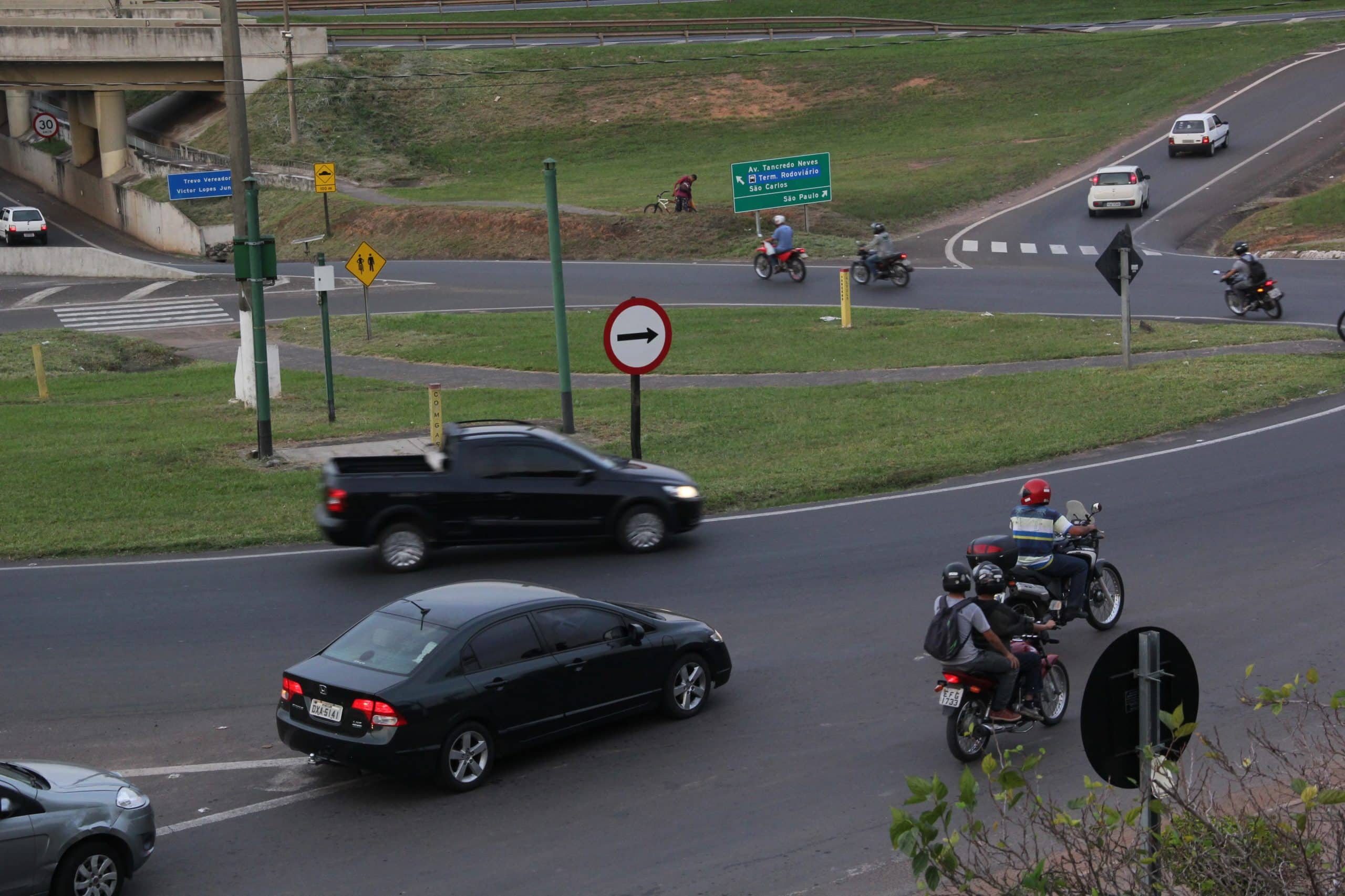 Trevo da Viviani, como é conhecido o cruzamento da Rodovia Washington Luís (SP-310) com a Avenida Tancredo Neves