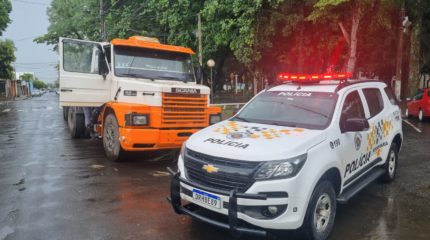 Polícia Rodoviária persegue suspeitos até Rio Claro e recupera carreta furtada.