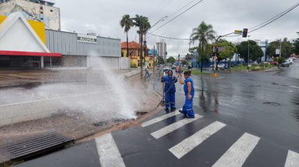 Daae realiza reparo emergencial em adutora na Rua 7 com a Avenida Visconde