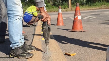 Prefeitura melhora sinalização viária em trecho da Chácara Lusa.