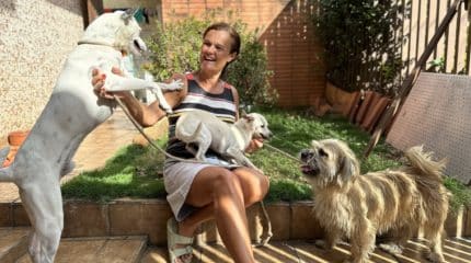 Há três anos, logo no início da pandemia, Beth começou a visitar o local para ajudar como voluntária e passear com os cães lá abrigados.