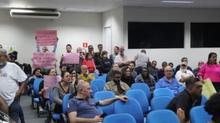 Câmara aprova aumento de salários em meio a protesto de manifestantes.