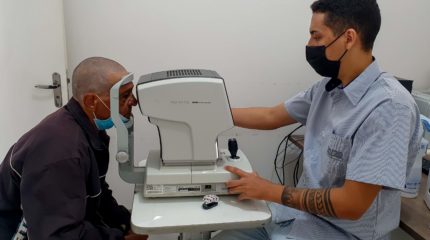 Pacientes passam por consulta e recebem alta após cirurgia de catarata