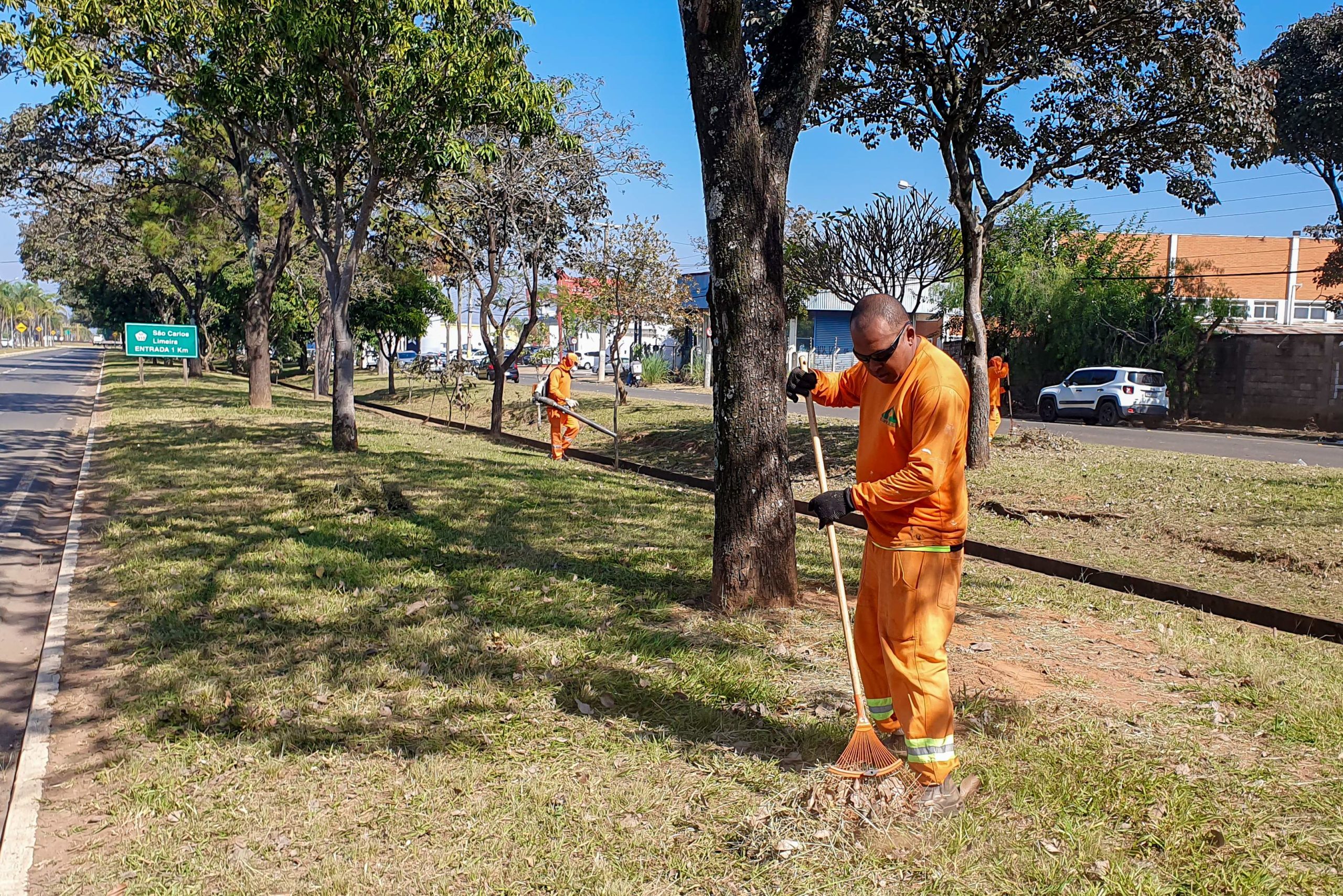 Prefeitura faz limpeza e capinação na Avenida Amaral Gurgel e entorno.